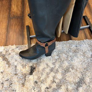 Fashion boot size 9.5M Black with brown trim